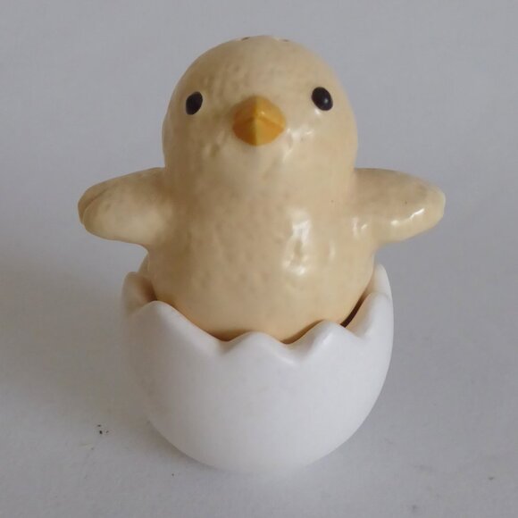 NEW HALLMARK BRAND CHICK HATCHING FROM EGG CERAMIC SALT & PEPPER SET - Picture 1 of 9